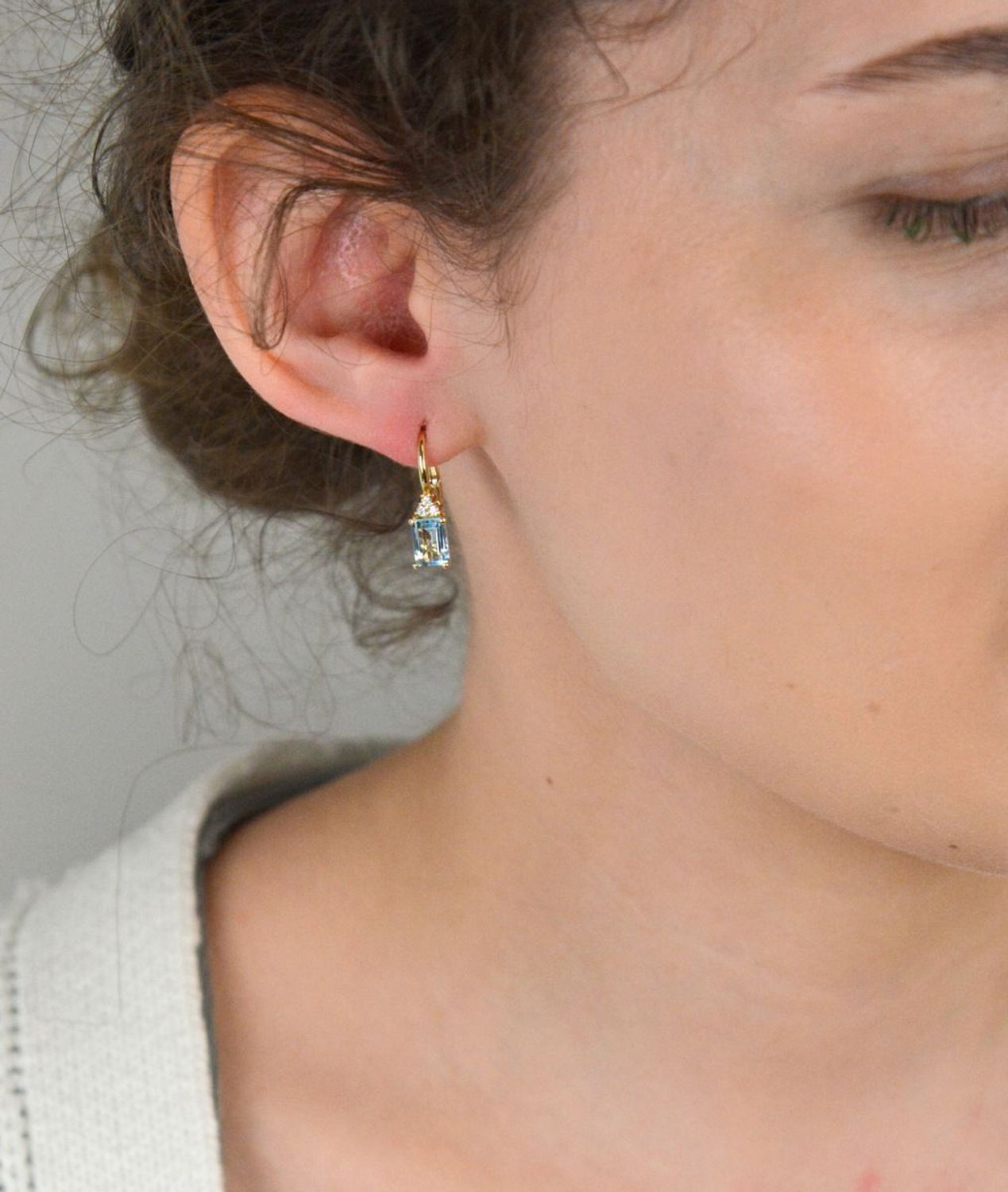 Kolczyki złote wiszące z niebieską cyrkonią, pr 585 KL 9022 585 Kolczyki złote wiszące, ozdobione prostokątną niebieską cyrkonią, wykonane z wysokiej jakości złota próby 585, 1.jpg